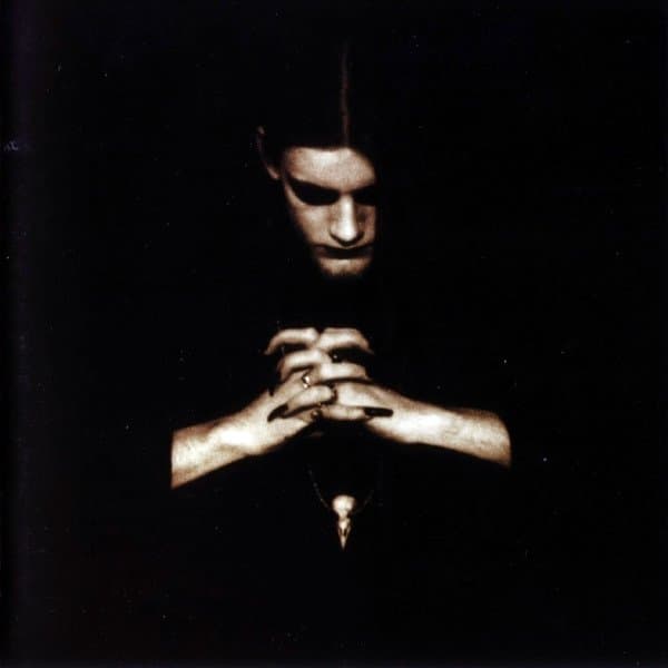 Nattestid ser porten vid cover