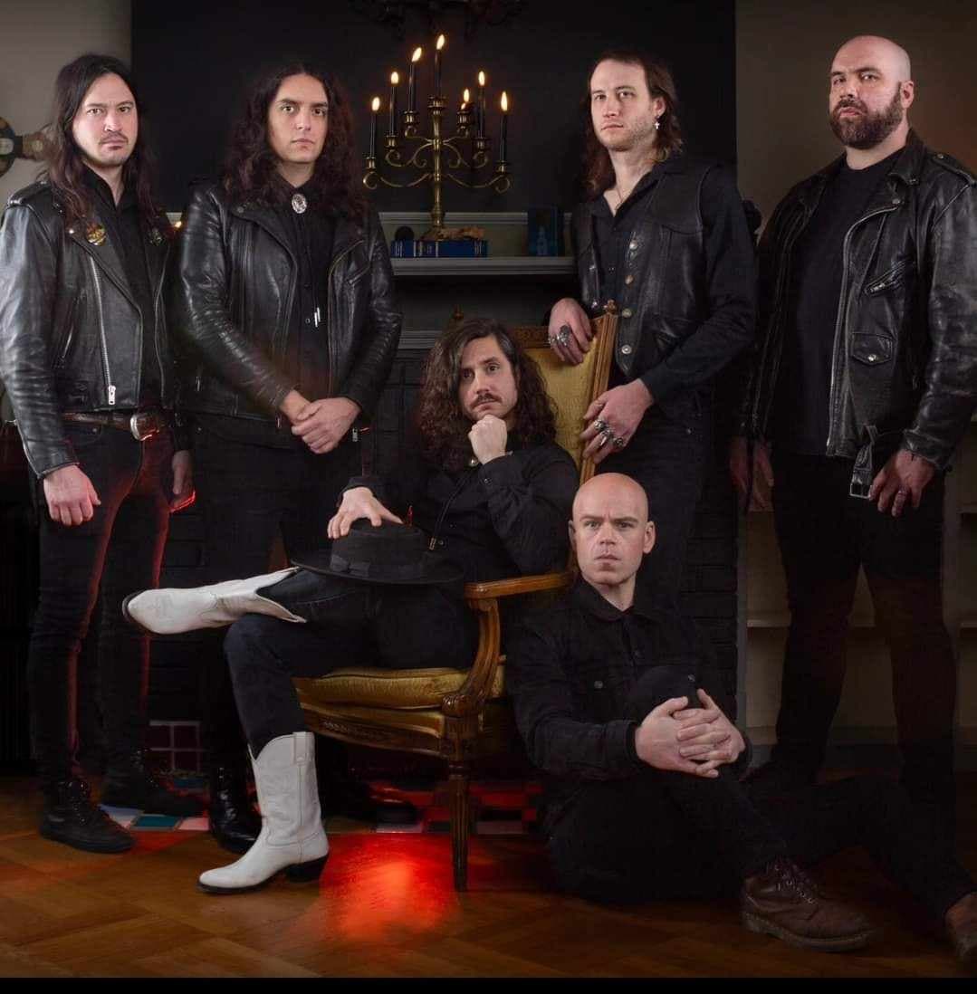 The Silver regresa con fuerza y melodrama en "Looking Glass of Hymnal Blue"